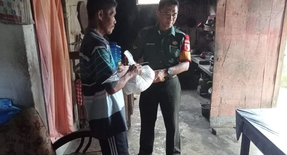 Bantu Warga Kurang Mampu, Anggota Koramil Talun Laksanakan Kegiatan Babinsa Masuk Dapur