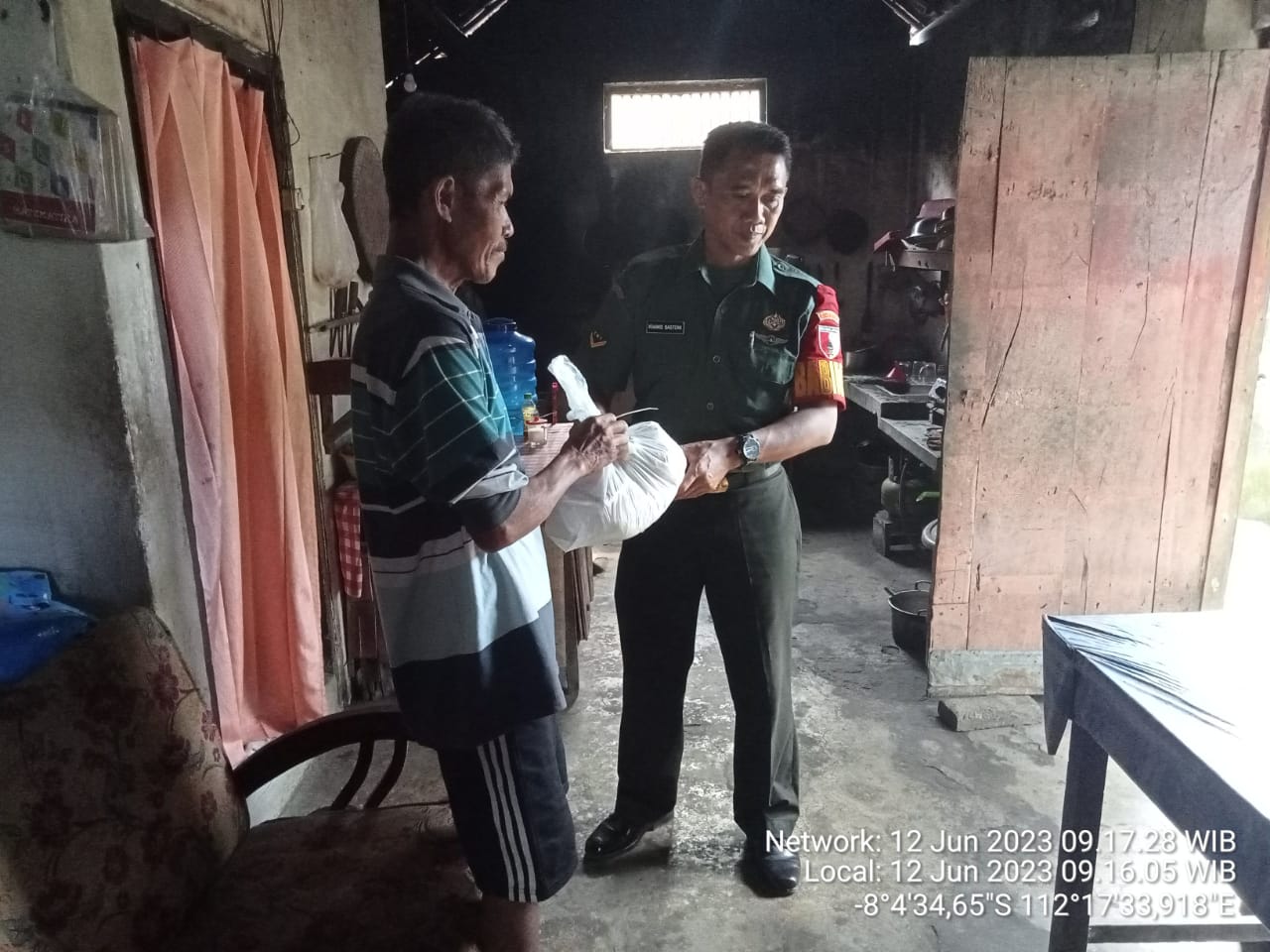 Bantu Warga Kurang Mampu, Anggota Koramil Talun Laksanakan Kegiatan Babinsa Masuk Dapur