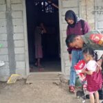 Bantu Warga Kurang Mampu, Anggota Koramil Talun Laksanakan Kegiatan Babinsa Masuk Dapur