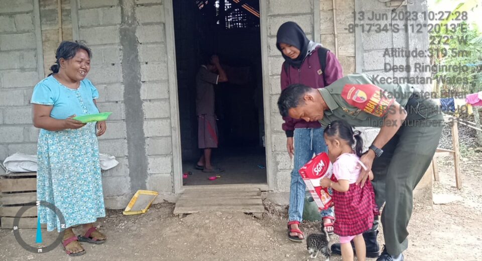 Peduli Kesehatan Anak, Babinsa Koramil Wates Dampingi Pemberian Bantuan Susu Kepada Anak Berisiko Stunting