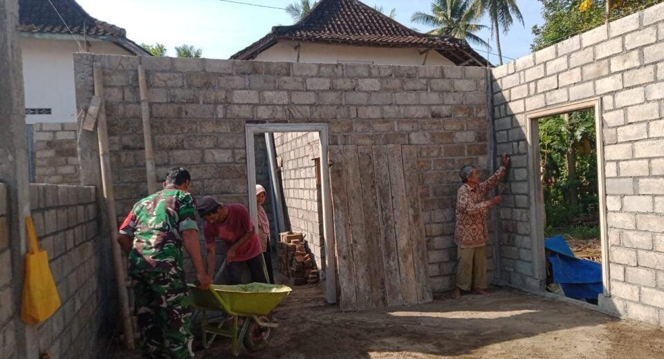 Wujud Manunggal Dengan Rakyat, Babinsa Pos Selopuro Bantu Bangun Rumah Warga Binaannya