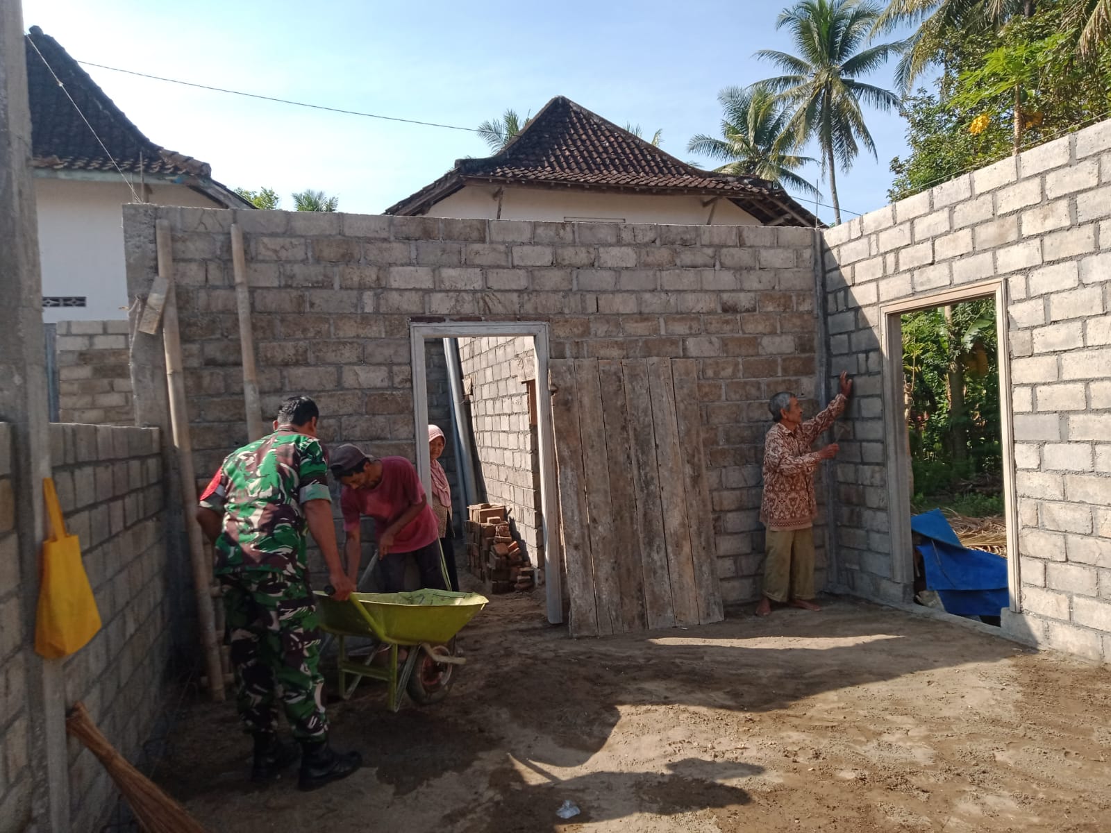 Wujud Manunggal Dengan Rakyat, Babinsa Pos Selopuro Bantu Bangun Rumah Warga Binaannya