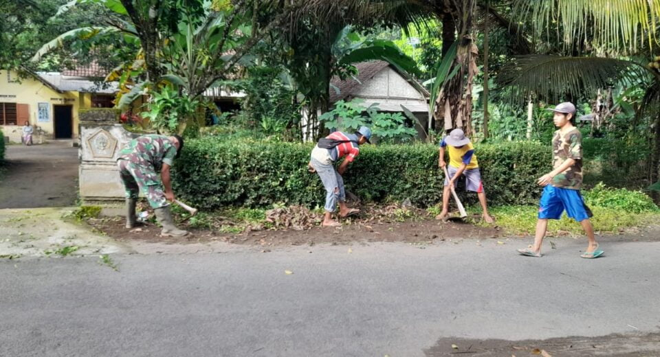 Sebagai Wujud Kepedulian Terhadap Kebersihan, Babinsa Koramil Nglegok Dan Warga Masyarakat Gelar Kerja Bakti Bersama