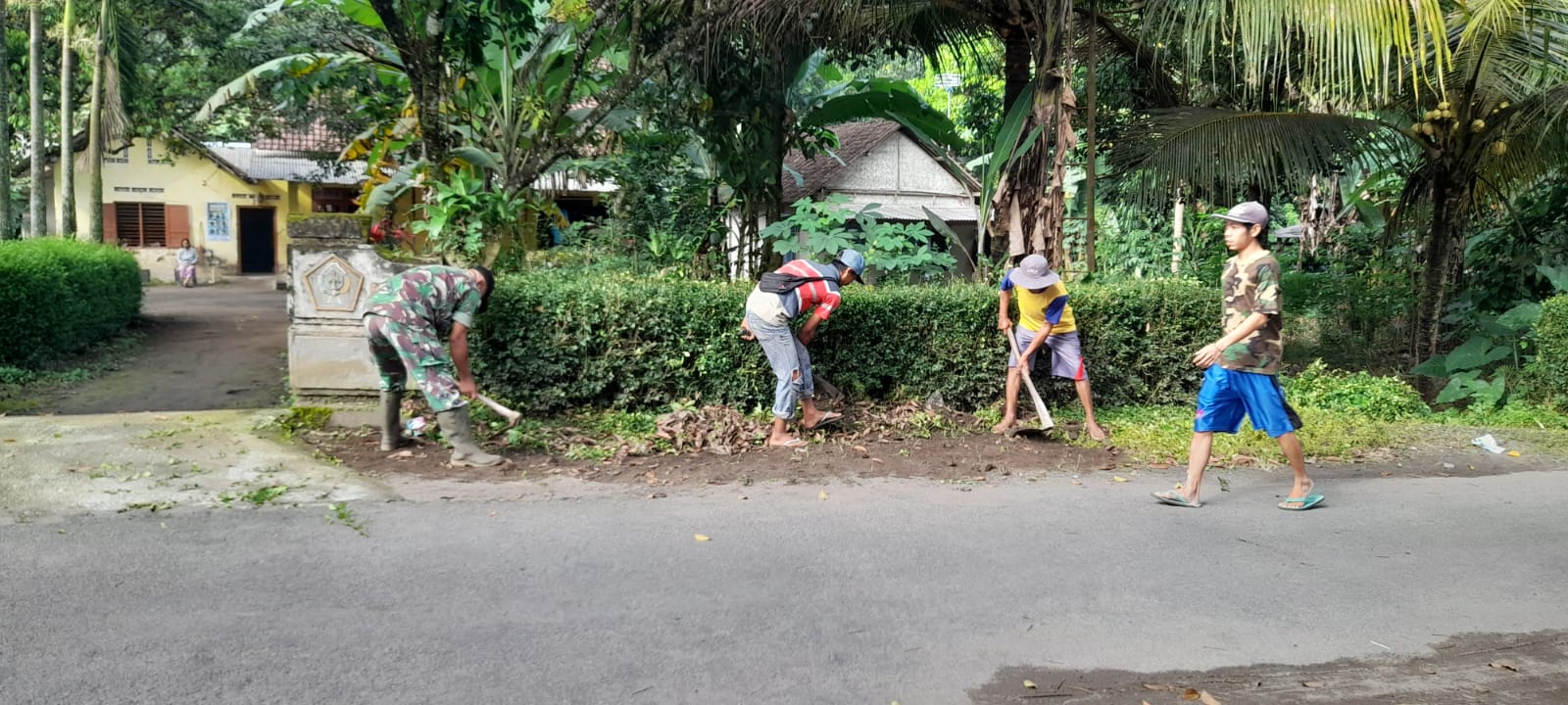 Sebagai Wujud Kepedulian Terhadap Kebersihan, Babinsa Koramil Nglegok Dan Warga Masyarakat Gelar Kerja Bakti Bersama