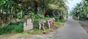 Ciptakan Lingkungan Yang Bersih, Babinsa Koramil Nglegok Dan Warga Masyarakat Gelar Kerja Bakti Bersama
