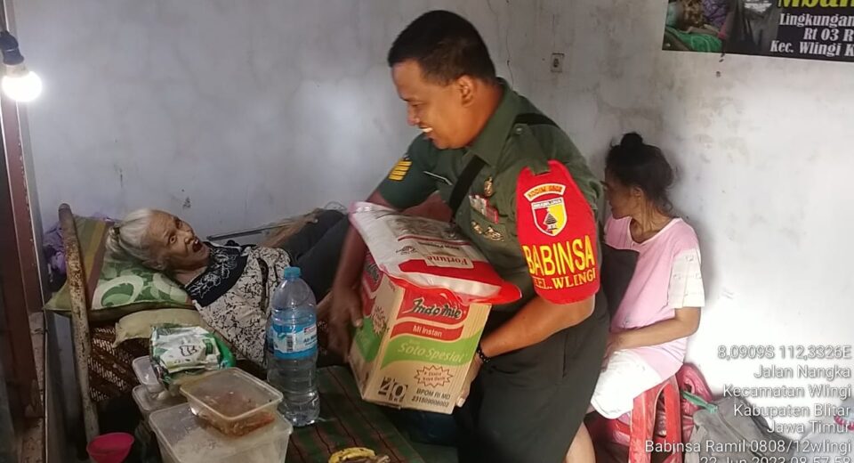 Selalu Hadir Di Tengah Masyarakat, Babinsa Koramil Wlingi Bantu Warga Kurang Mampu