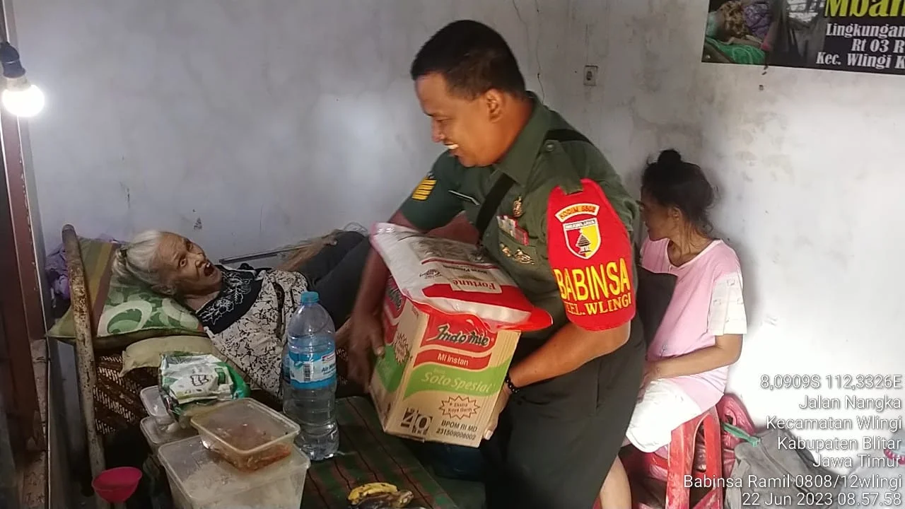 Selalu Hadir Di Tengah Masyarakat, Babinsa Koramil Wlingi Bantu Warga Kurang Mampu