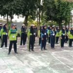 Peduli Kebersihan Tempat Ibadah, Babinsa Koramil Panggungrejo Laksanakan Kerja Bakti Bersihkan Vihara