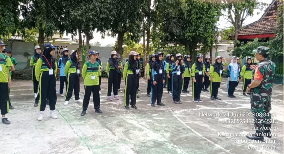 Terapkan Disiplin Di Sekolah, Babinsa Koramil Sanankulon Ajarkan Peraturan Baris Berbaris