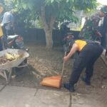 Pastikan Aman Dan Tepat Sasaran, Babinsa Koramil Ponggok Dampingi Penyaluran BLT DD