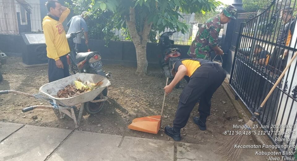 Peduli Kebersihan Tempat Ibadah, Babinsa Koramil Panggungrejo Laksanakan Kerja Bakti Bersihkan Vihara