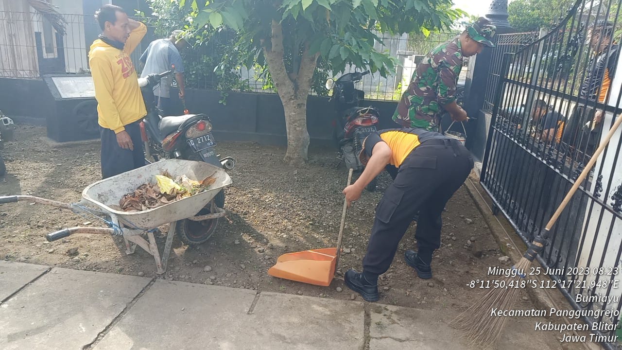 Peduli Kebersihan Tempat Ibadah, Babinsa Koramil Panggungrejo Laksanakan Kerja Bakti Bersihkan Vihara