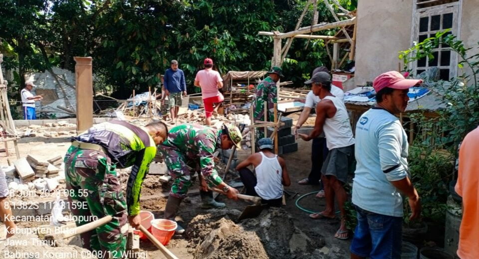 Kompak, Anggota Pos Selopuro Dan Warga Masyarakat Gelar Gotong Royong Bersama Rehab RTLH