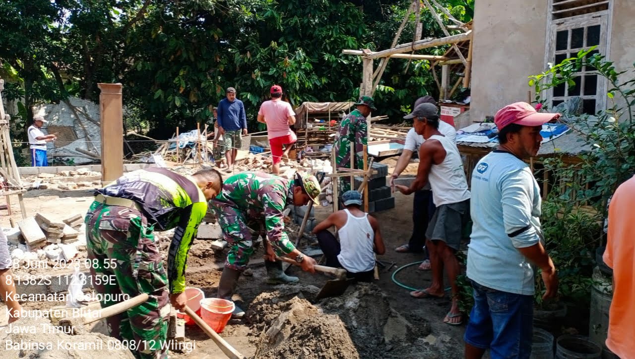 Kompak, Anggota Pos Selopuro Dan Warga Masyarakat Gelar Gotong Royong Bersama Rehab RTLH
