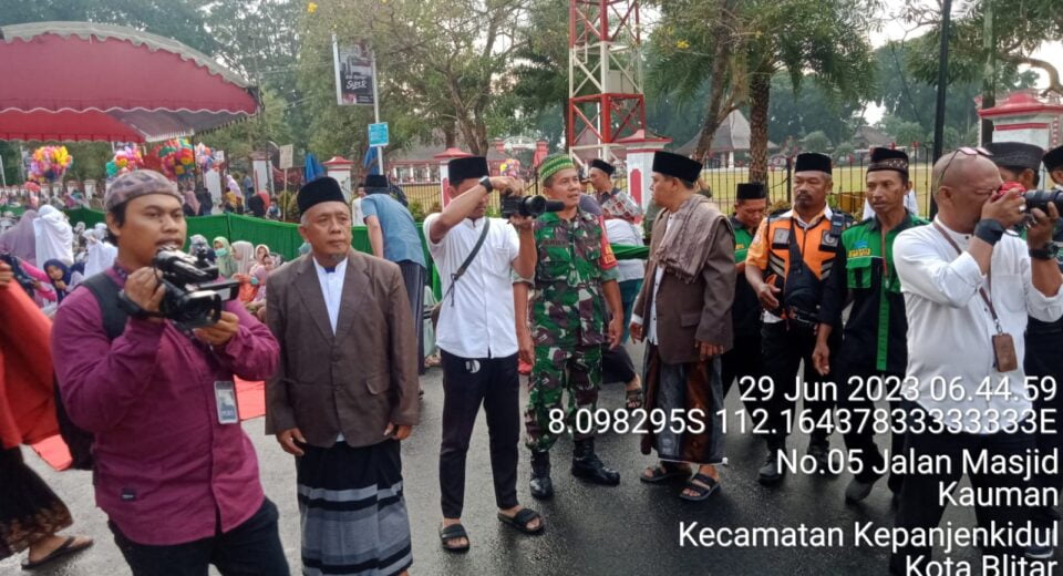 Anggota Koramil Jajaran Kodim 0808/Blitar, Laksanakan Pengamanan Sholat Idul Adha 1444 H/2023 M
