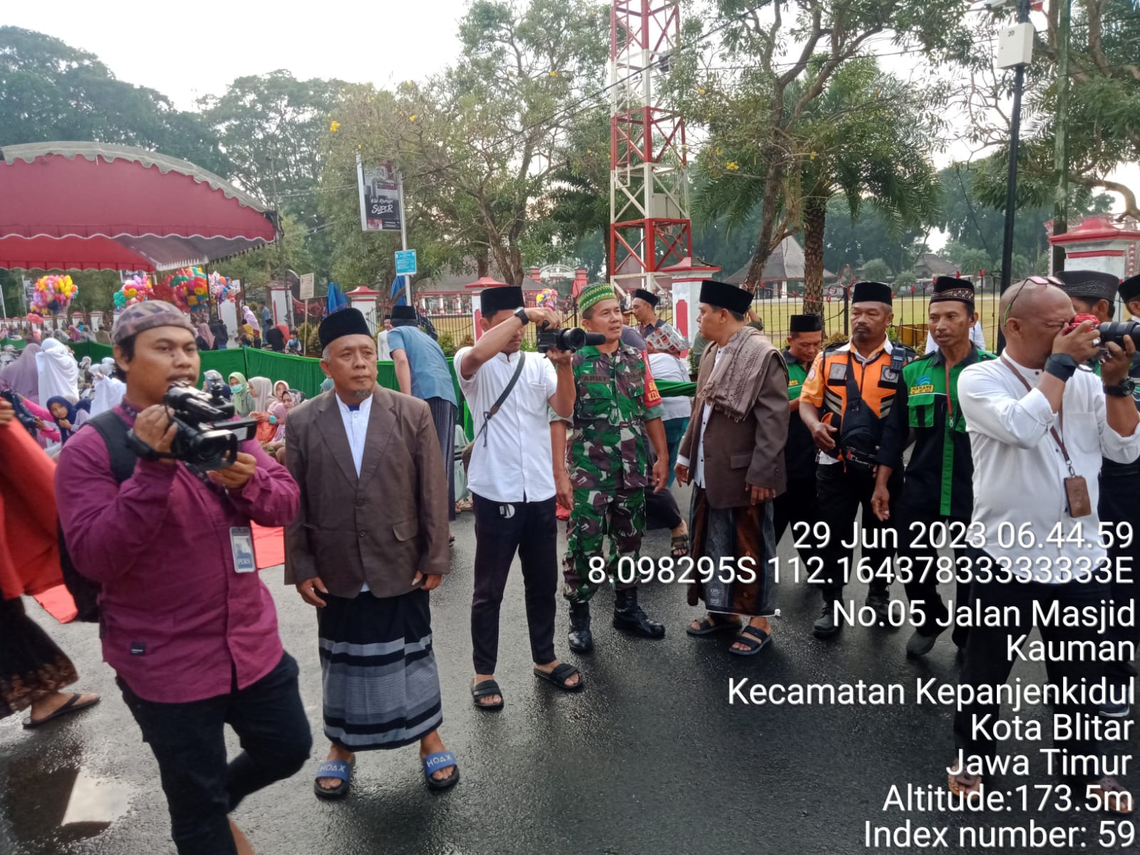 Anggota Koramil Jajaran Kodim 0808/Blitar, Laksanakan Pengamanan Sholat Idul Adha 1444 H/2023 M