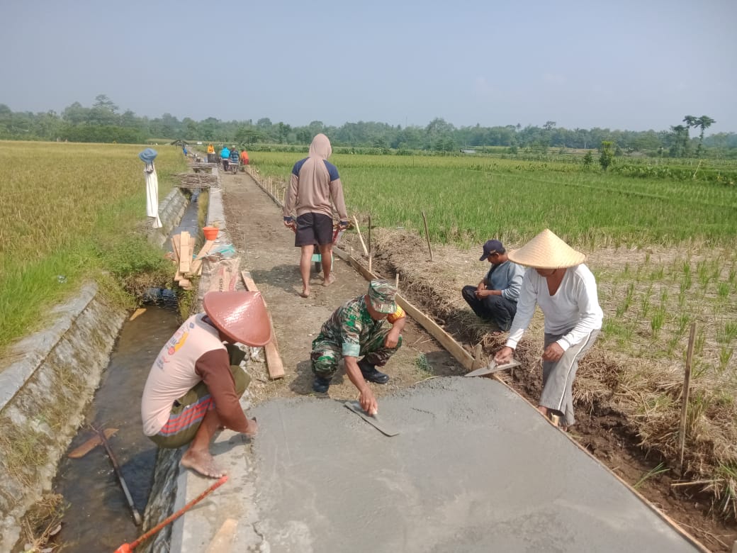 Tingkatkan Kekompakan Di Wilayah Binaan, Babinsa Pos Selopuro Gelar Gotong Royong Bersama
