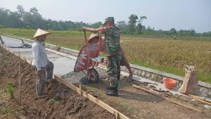 Tingkatkan Kekompakan Di Wilayah Binaan, Babinsa Pos Selopuro Gelar Gotong Royong Bersama