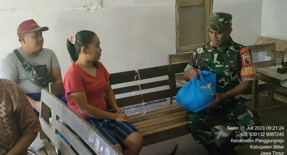 Senantiasa Menjadi Solusi, Anggota Koramil Panggungrejo Laksanakan Kegiatan Babinsa Masuk Dapur