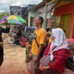 Pada Saat Baksos, Kapolres Banjar Menyekolahkan Anak Yang Hidup Dengan Neneknya