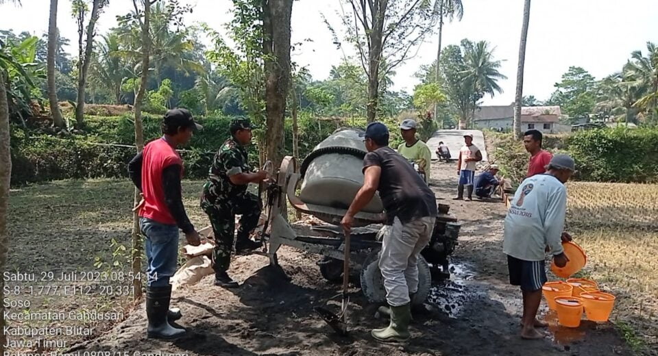 Peduli Pembangunan Di Wilayah Binaannya, Babinsa Koramil Gandusari Gelar Gotong Royong Bersama Warga