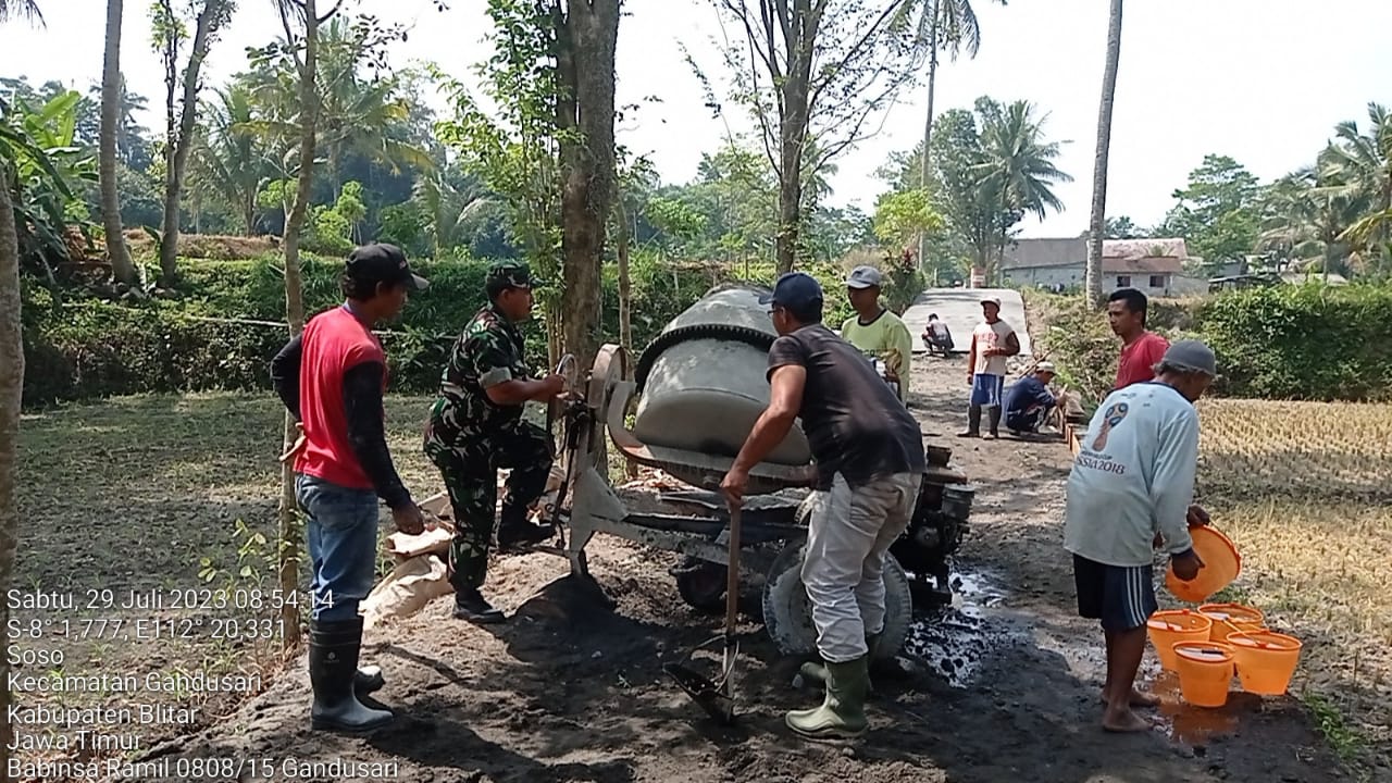 Peduli Pembangunan Di Wilayah Binaannya, Babinsa Koramil Gandusari Gelar Gotong Royong Bersama Warga