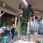 Jalin Kekompakan Dan Kebersamaan, Babinsa Koramil Wlingi Bantu Warga Binaannya Buat Pagar Rumah