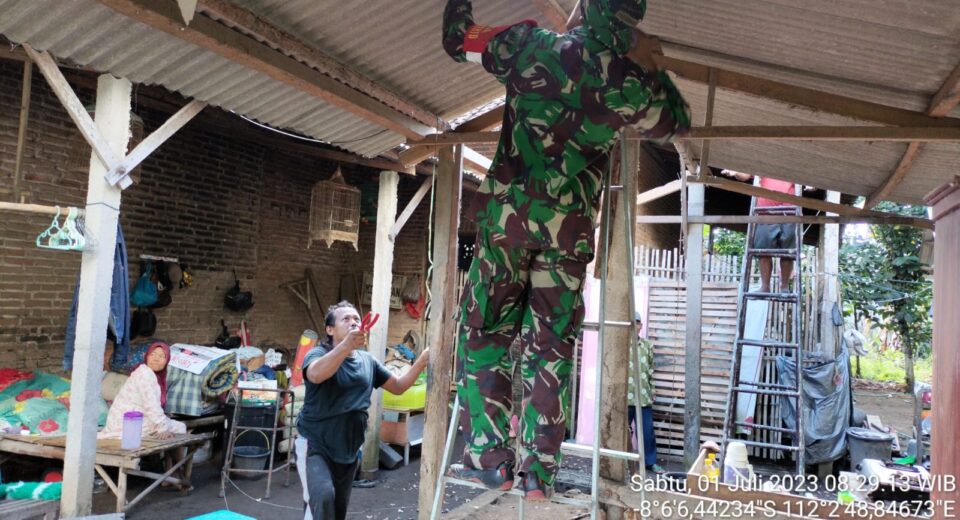 Senantiasa Menjadi Solusi, Babinsa Koramil Srengat Bantu Atasi Kesulitan Warga Binaannya