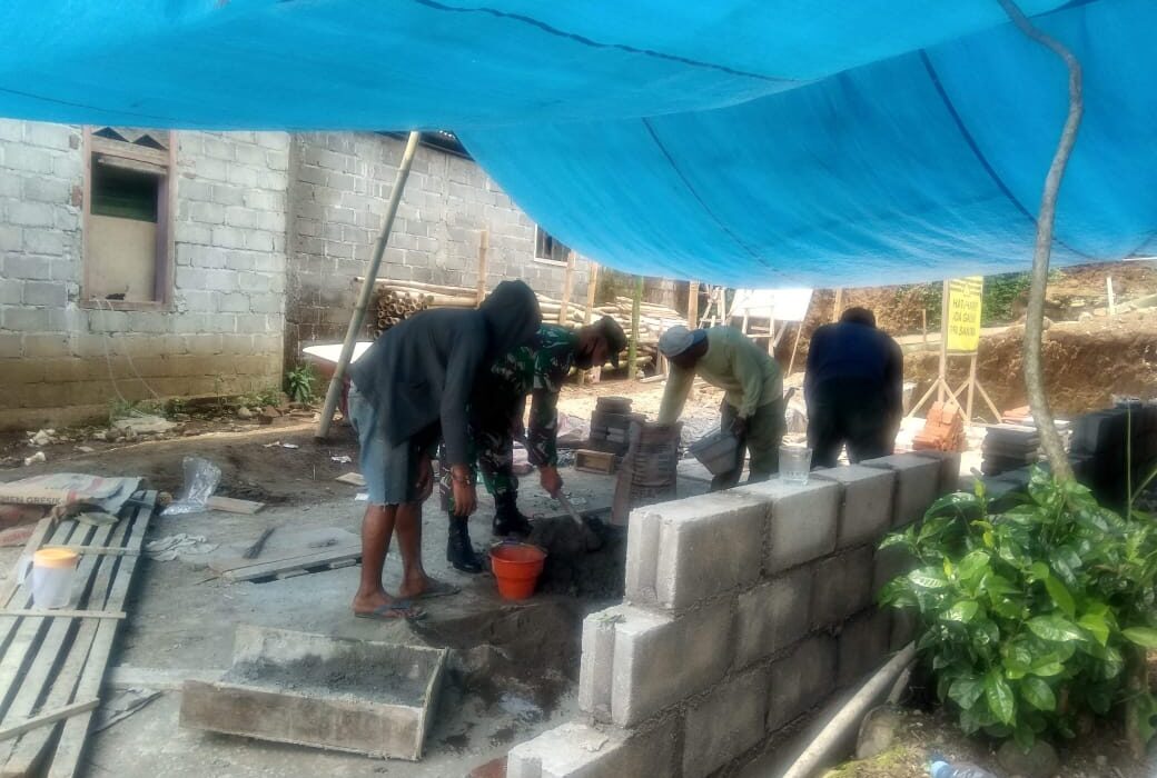 Jalin Kekompakan Dan Kebersamaan, Babinsa Koramil Wlingi Bantu Warga Binaannya Buat Pagar Rumah