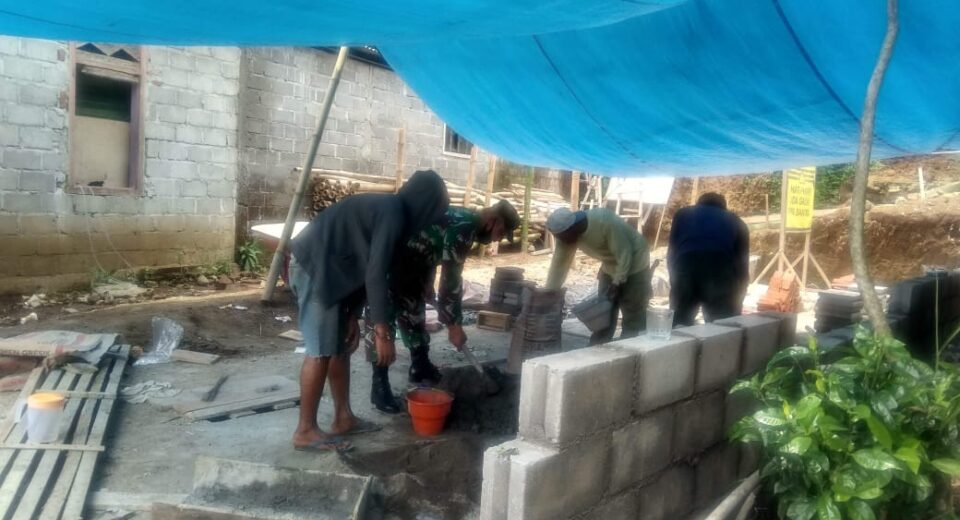 Jalin Kekompakan Dan Kebersamaan, Babinsa Koramil Wlingi Bantu Warga Binaannya Buat Pagar Rumah