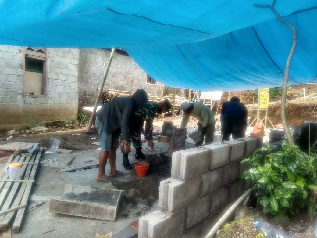 Jalin Kekompakan Dan Kebersamaan, Babinsa Koramil Wlingi Bantu Warga Binaannya Buat Pagar Rumah