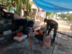 Jalin Kekompakan Dan Kebersamaan, Babinsa Koramil Wlingi Bantu Warga Binaannya Buat Pagar Rumah