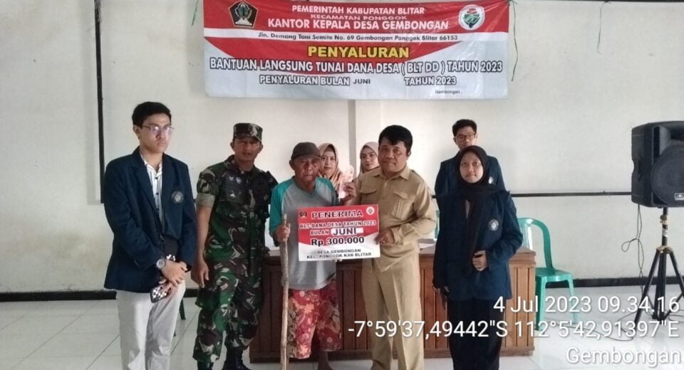 Pastikan Bantuan Tepat Sasaran, Babinsa Koramil Ponggok Bersama Mahasiswa Unibraw Malang Dampingi Penyaluran BLT DD