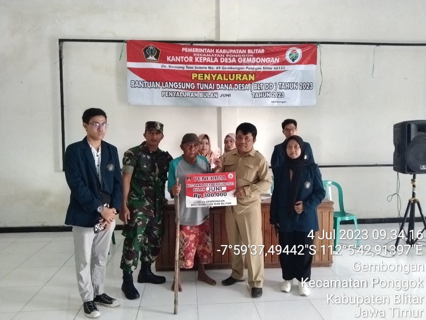 Pastikan Bantuan Tepat Sasaran, Babinsa Koramil Ponggok Bersama Mahasiswa Unibraw Malang Dampingi Penyaluran BLT DD