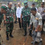 Pastikan Bantuan Tepat Sasaran, Babinsa Koramil Ponggok Bersama Mahasiswa Unibraw Malang Dampingi Penyaluran BLT DD