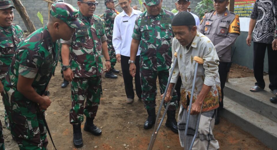 Dandim 0808/Blitar Dampingi Kapok Sahli Pangdam V/Brawijaya Tinjau Program Rutilahu Di Wilayah Kab. Blitar