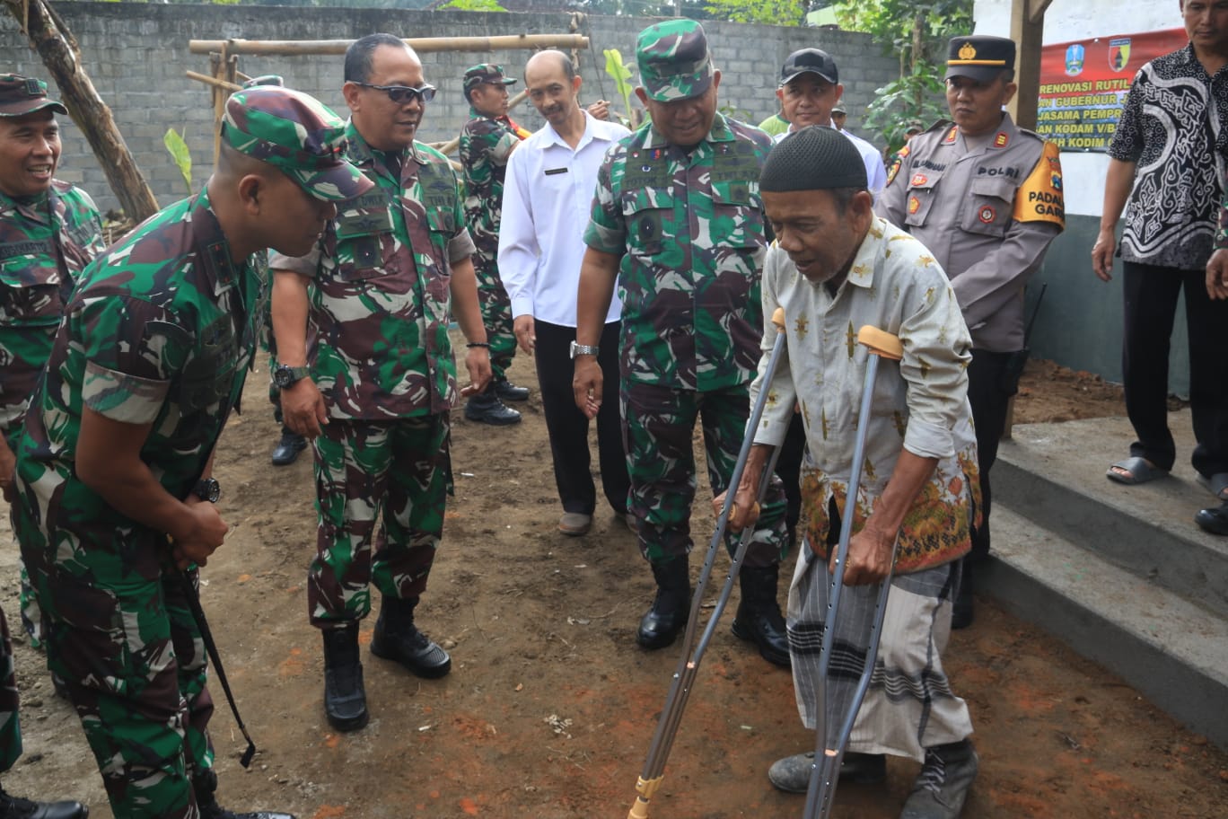 Dandim 0808/Blitar Dampingi Kapok Sahli Pangdam V/Brawijaya Tinjau Program Rutilahu Di Wilayah Kab. Blitar