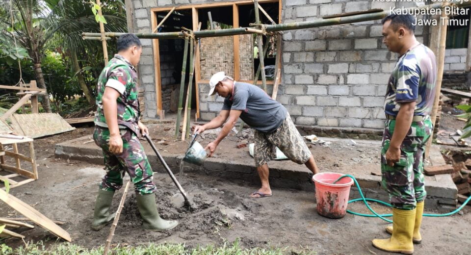 Bantu Atasi Kesulitan Warga Di Wilayah Binaan, Babinsa Koramil Selorejo Gelar Kerja Bakti Dan Gotong Royong Bersama