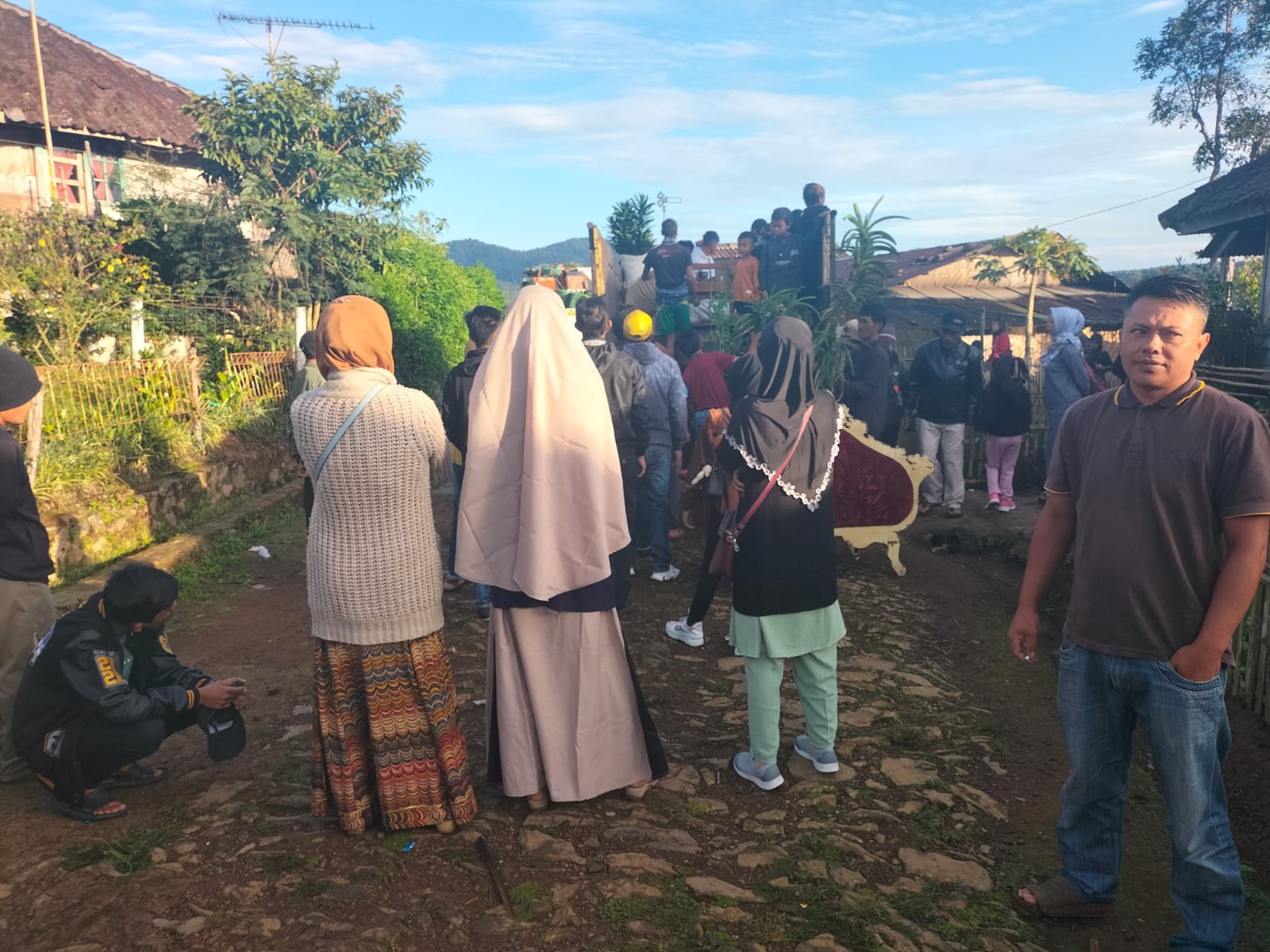 Kp. Persil Sangat Kental Budaya Gotong Royong Saat Pindahan Rumah