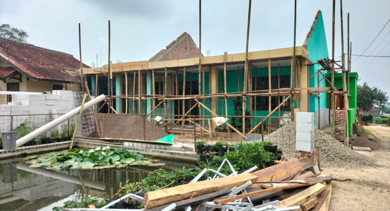 Bikin Warga Bahagia, Babinsa Koramil Wonodadi Bantu Perbaiki Rumah Warga Binaannya