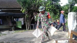 Wujudkan Rumah Layak Huni, Babinsa Pos Selopuro Bantu Rehab Rutilahu Milik Warga Binaannya