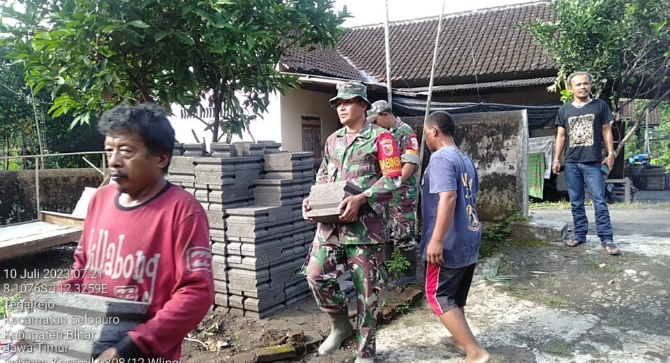 Wujudkan Rumah Layak Huni, Babinsa Pos Selopuro Bantu Rehab Rutilahu Milik Warga Binaannya