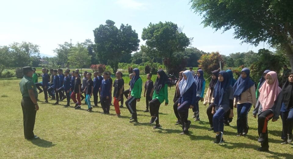 Tanamkan Di siplin, Babinsa Koramil Garum Latih Peraturan Baris Berbaris Kepada Santriwan Dan Santriwati
