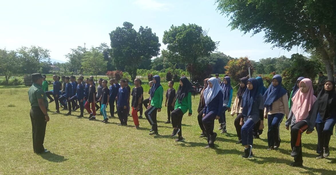 Tanamkan Di siplin, Babinsa Koramil Garum Latih Peraturan Baris Berbaris Kepada Santriwan Dan Santriwati