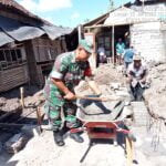 Tanamkan Di Siplin, Babinsa Koramil Garum Latih Peraturan Baris Berbaris Kepada Santriwan Dan Santriwati