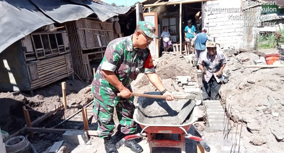 Membaur Dengan Masyarakat, Babinsa Koramil Sanankulon Laksanakan Kegiatan Rehab Rutilahu Milik Warga Binaannya