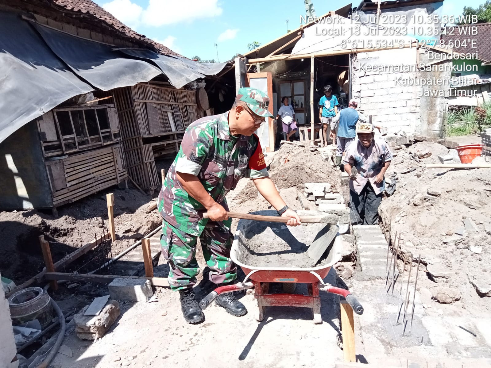 Membaur Dengan Masyarakat, Babinsa Koramil Sanankulon Laksanakan Kegiatan Rehab Rutilahu Milik Warga Binaannya
