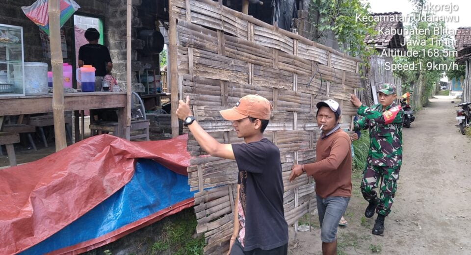 Peduli Warga Kurang Mampu, Babinsa Koramil Udanawu Bantu Atasi Kesulitannya