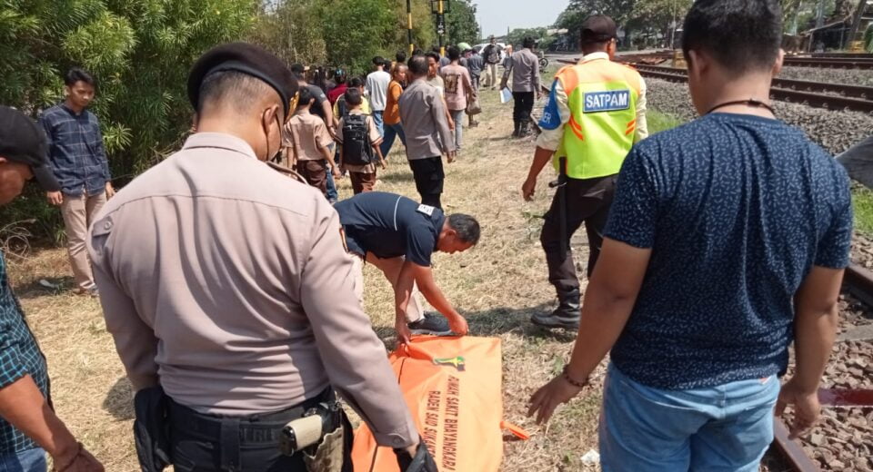 Akibat Kelalayan Pengendara Motor Tertabrak Kereta Api