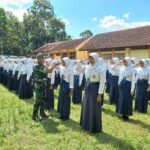 Hadir Di Tengah Masyarakat, Babinsa Koramil Panggungrejo Bantu Atasi Kesulitan Warga Binaannya